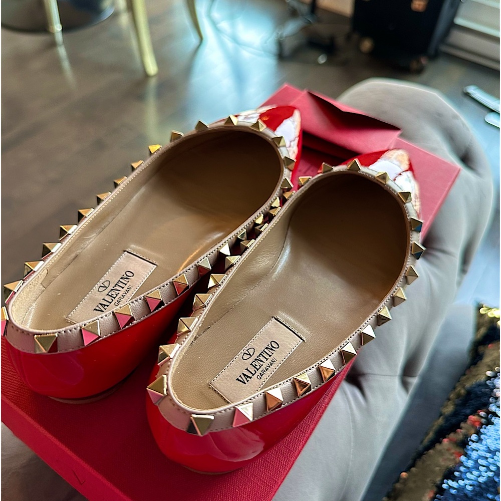 Brand new PATENT ROCKSTUD BALLET FLAT RED LIMITED EDITION 
-Worth CAD$ 1,120.00